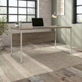 Bureau informatique avec pieds en métal et gestion des câbles