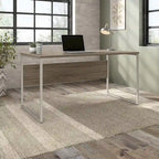 Bureau informatique avec pieds en métal et gestion des câbles