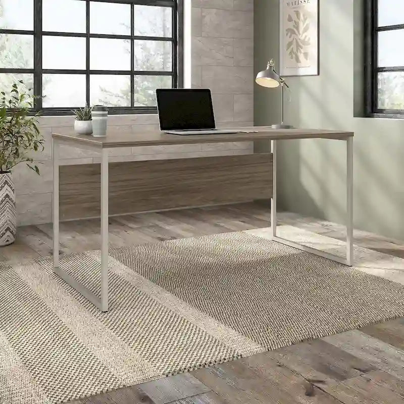 Bureau informatique avec pieds en métal et gestion des câbles