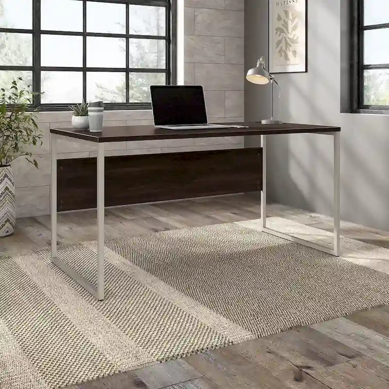 Bureau informatique avec pieds en métal et gestion des câbles