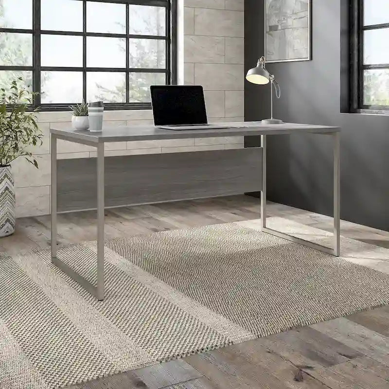 Bureau informatique avec pieds en métal et gestion des câbles