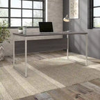 Bureau informatique avec pieds en métal et gestion des câbles
