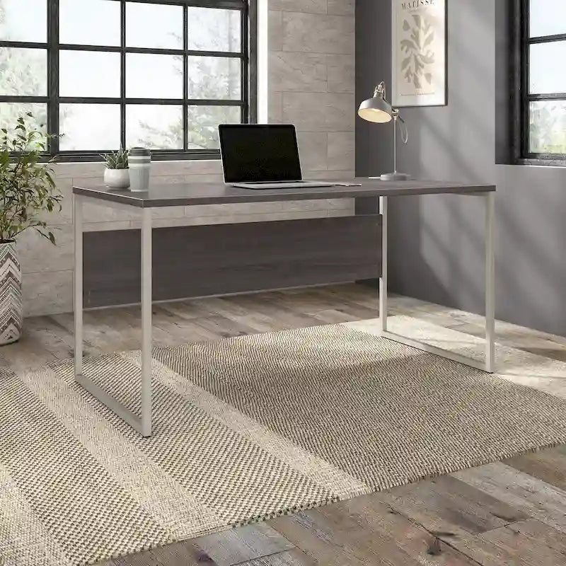Bureau informatique avec pieds en métal et gestion des câbles