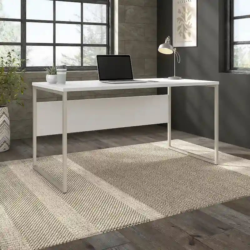 Bureau informatique avec pieds en métal et gestion des câbles