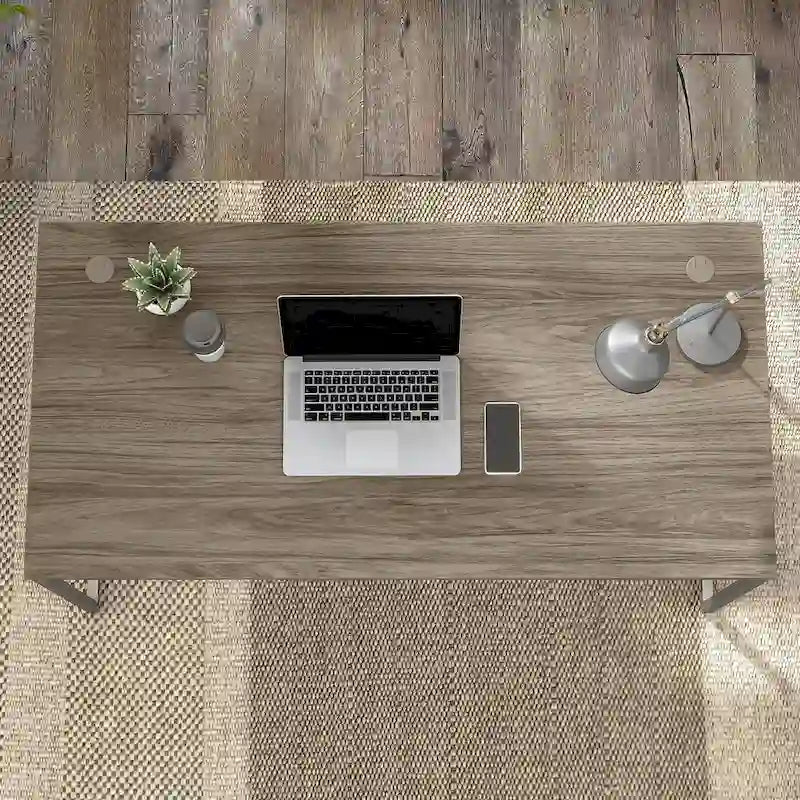 Bureau informatique avec pieds en métal et gestion des câbles