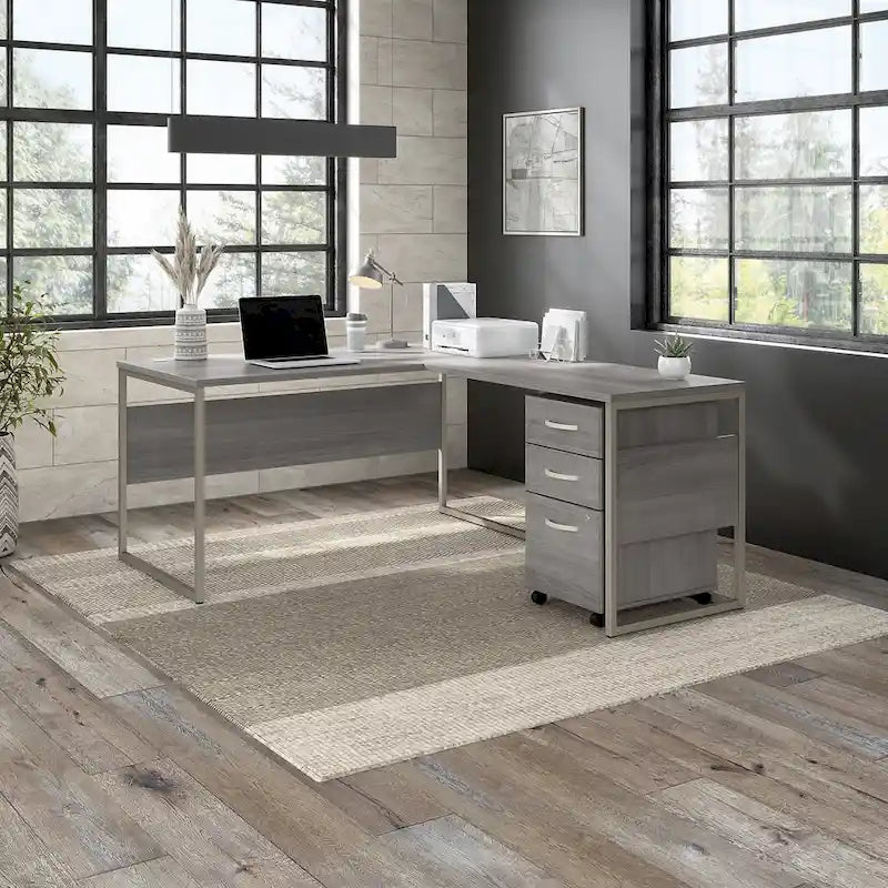 Bureau informatique avec pieds en métal et gestion des câbles