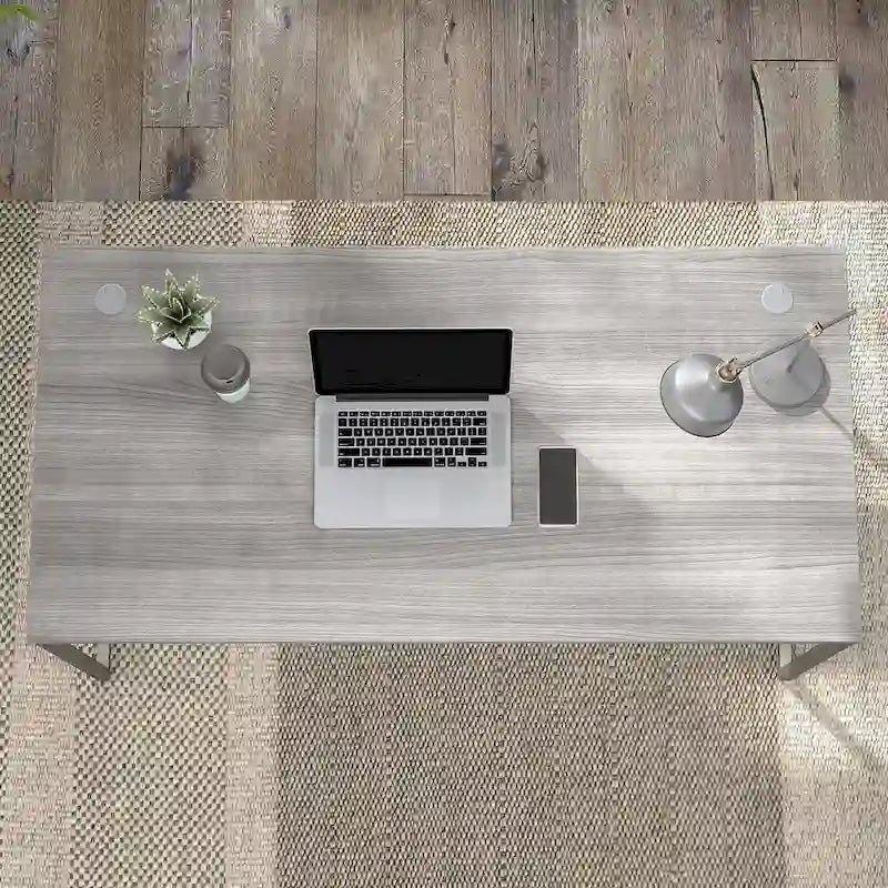 Bureau informatique avec pieds en métal et gestion des câbles