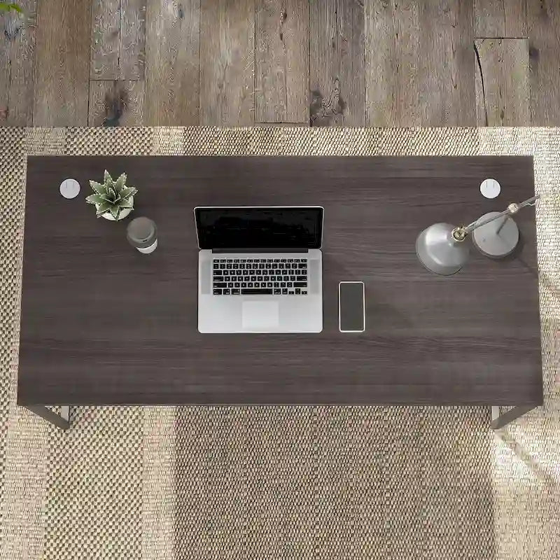 Bureau informatique avec pieds en métal et gestion des câbles