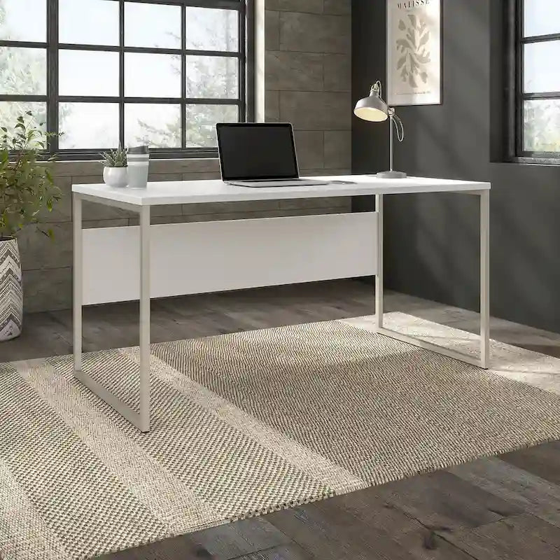 Bureau informatique avec pieds en métal et gestion des câbles