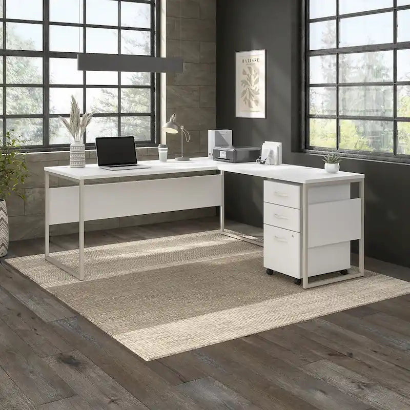 Bureau informatique avec pieds en métal et gestion des câbles