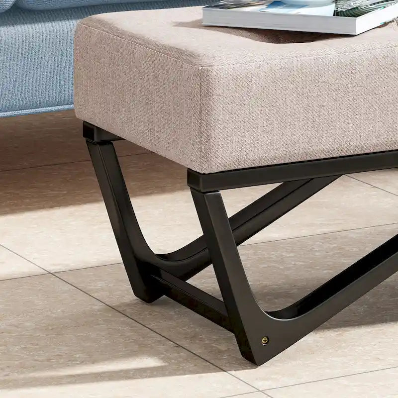 Banc-ottoman en tissu capitonné avec pieds en bois courbé