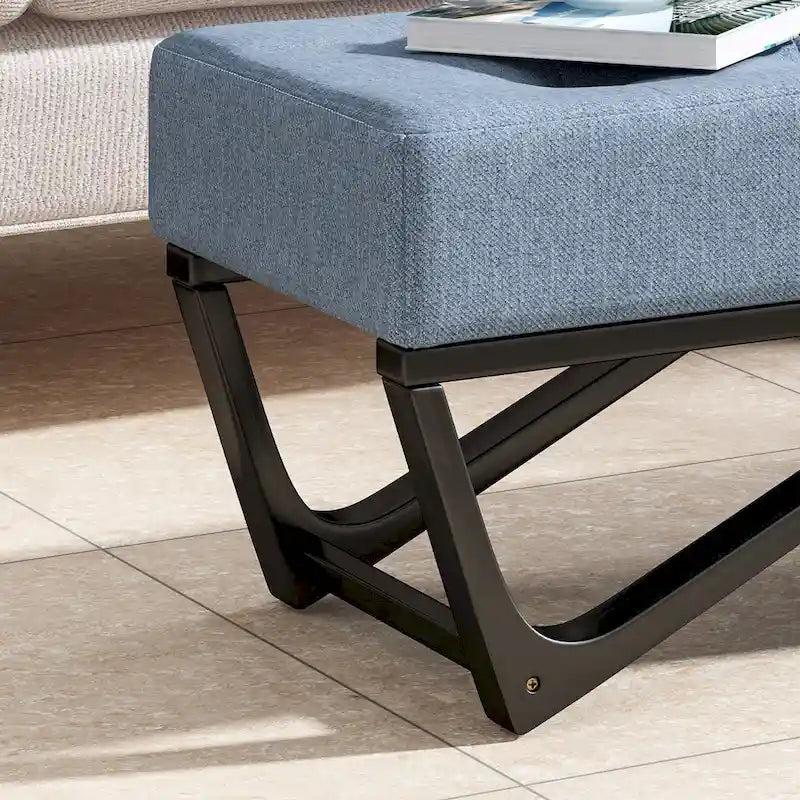 Banc-ottoman en tissu capitonné avec pieds en bois courbé