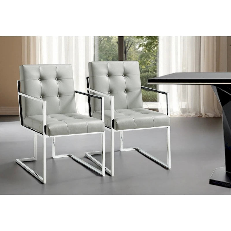 HomeRoots Lot de deux chaises de salle à manger avec accoudoirs, en similicuir touffeté gris clair et argent métallisé