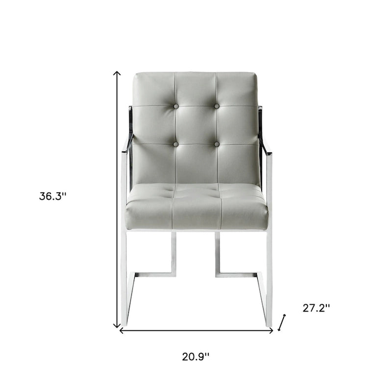 HomeRoots Lot de deux chaises de salle à manger avec accoudoirs, en similicuir touffeté gris clair et argent métallisé