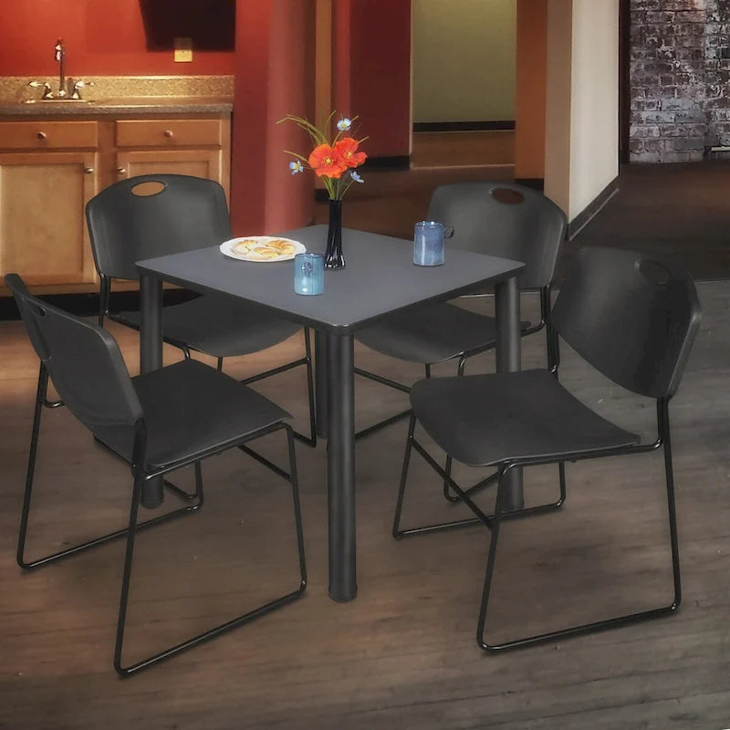 Ensemble table de salle de repos carrée 30 po avec 4 chaises empilables noires – Qualité commerciale