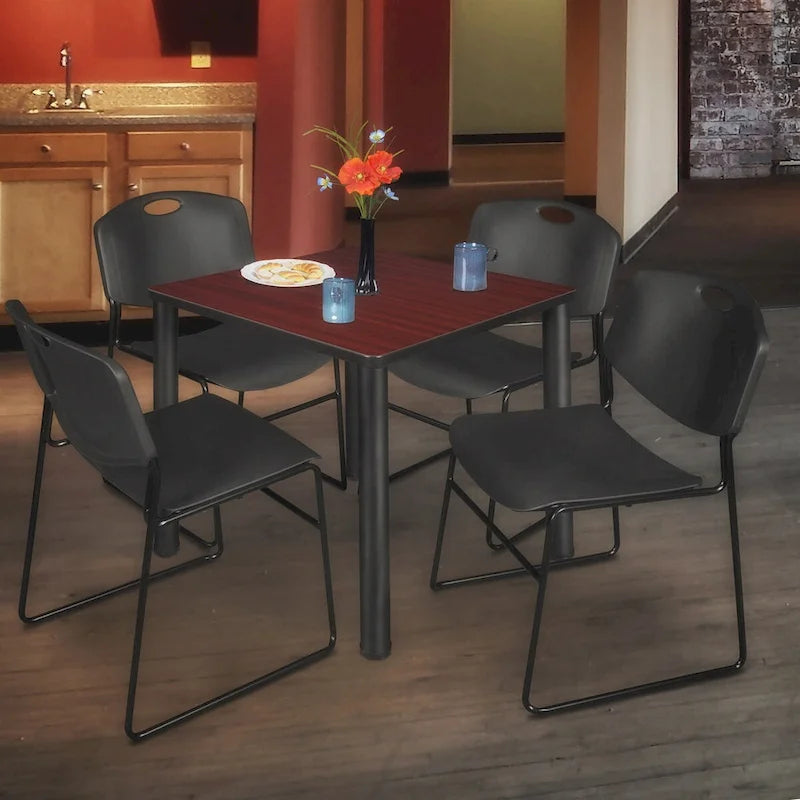 Ensemble table de salle de repos carrée 30 po avec 4 chaises empilables noires – Qualité commerciale