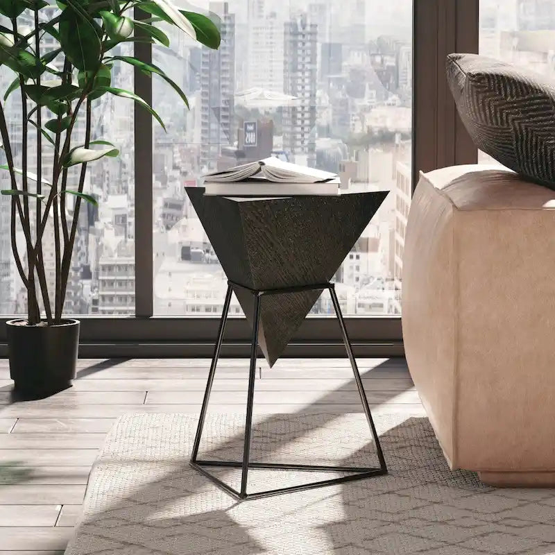 Table d'appoint géométrique triangulaire avec plateau en bois et base en métal