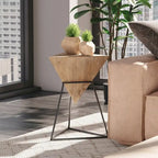Table d'appoint géométrique triangulaire avec plateau en bois et base en métal