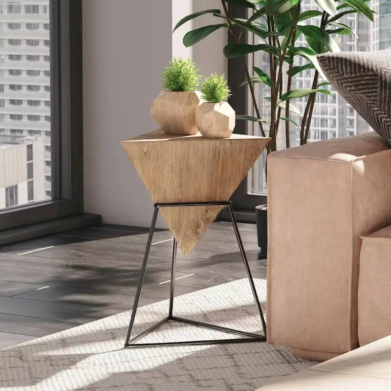 Table d'appoint géométrique triangulaire avec plateau en bois et base en métal