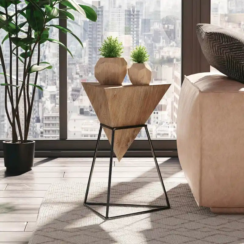 Table d'appoint géométrique triangulaire avec plateau en bois et base en métal