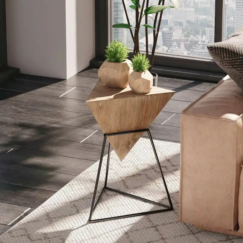 Table d'appoint géométrique triangulaire avec plateau en bois et base en métal