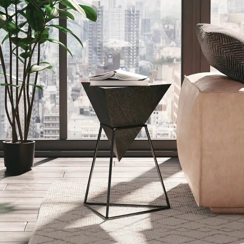 Table d'appoint géométrique triangulaire avec plateau en bois et base en métal