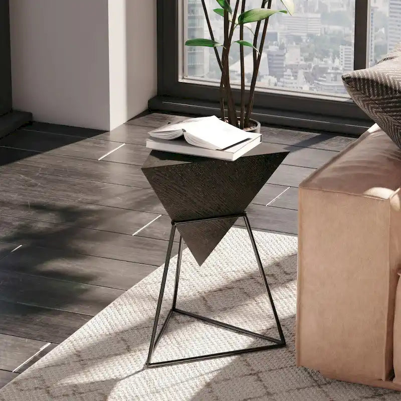 Table d'appoint géométrique triangulaire avec plateau en bois et base en métal