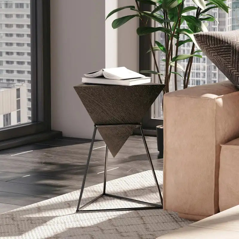 Table d'appoint géométrique triangulaire avec plateau en bois et base en métal