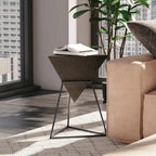 Table d'appoint géométrique triangulaire avec plateau en bois et base en métal